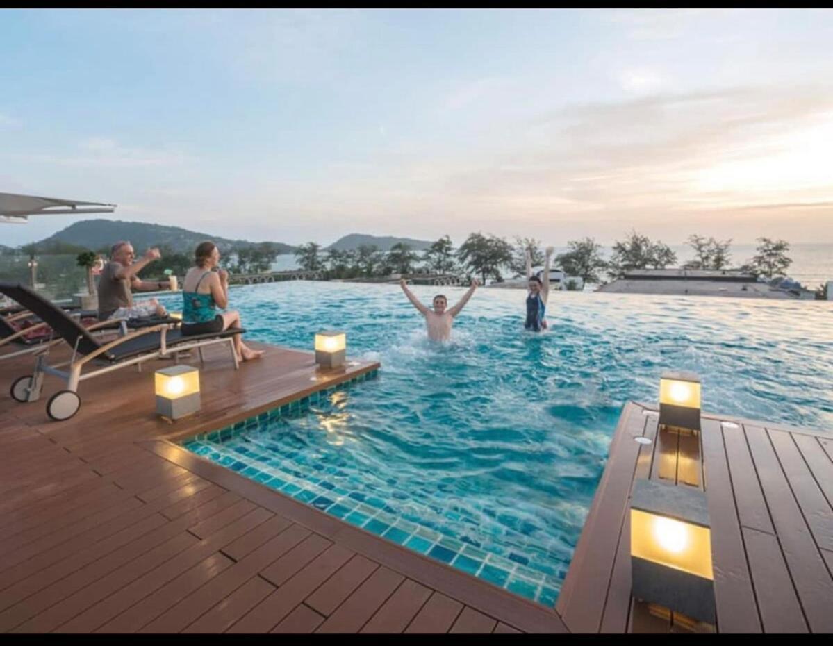 Front Phuket Penthouse Family Appartamento *